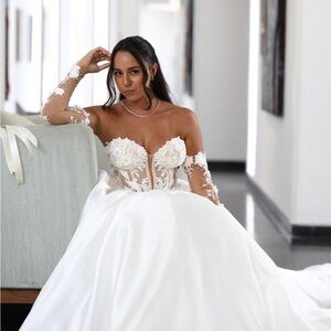 Exquisite Strapless Lace Wedding Gown